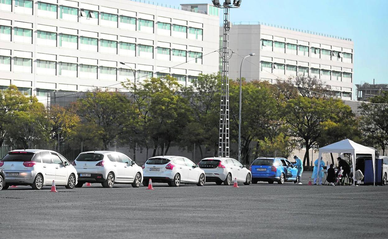 El nuevo punto para realizar pruebas PCR instalado en el campus de Tarongers. 