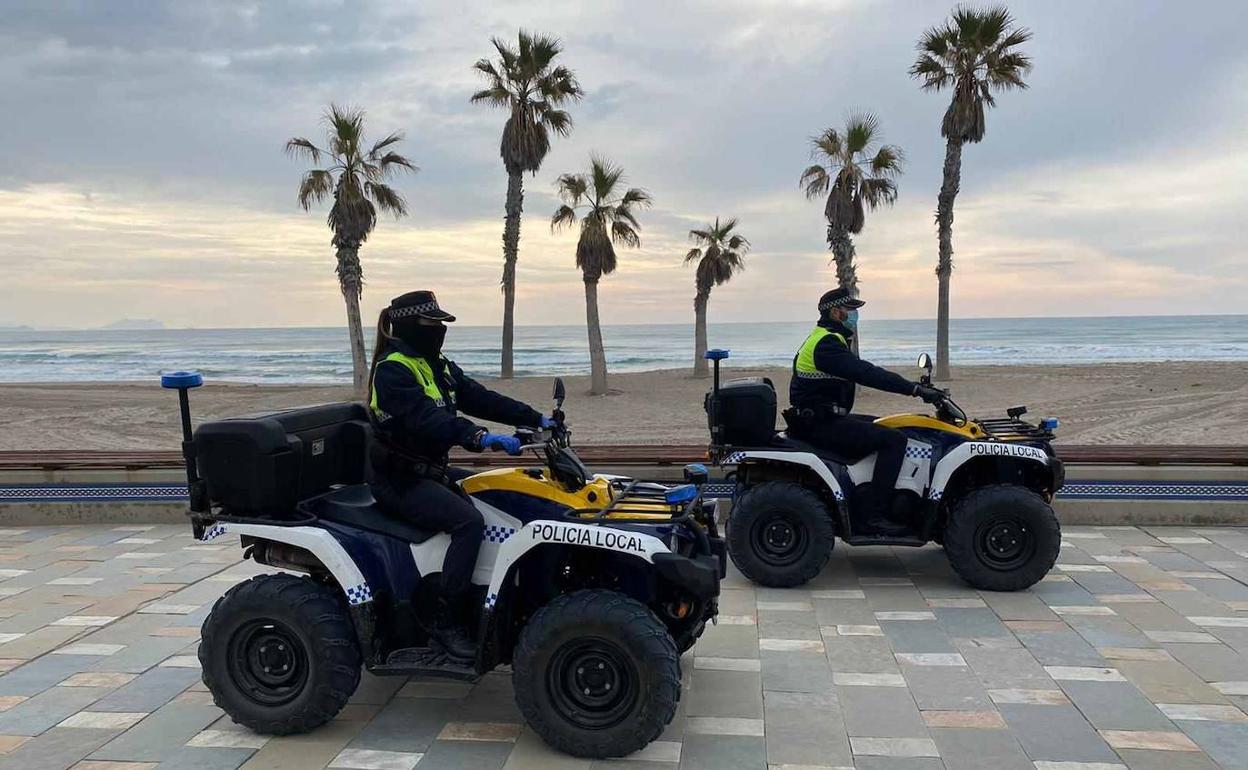 Agentes de la Policía Local de Alicante en el paseo de la playa de San Juan. 