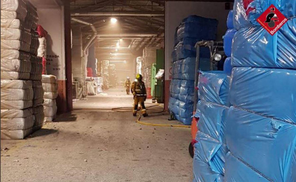 Bomberos en la fábrica de Cocentaina.