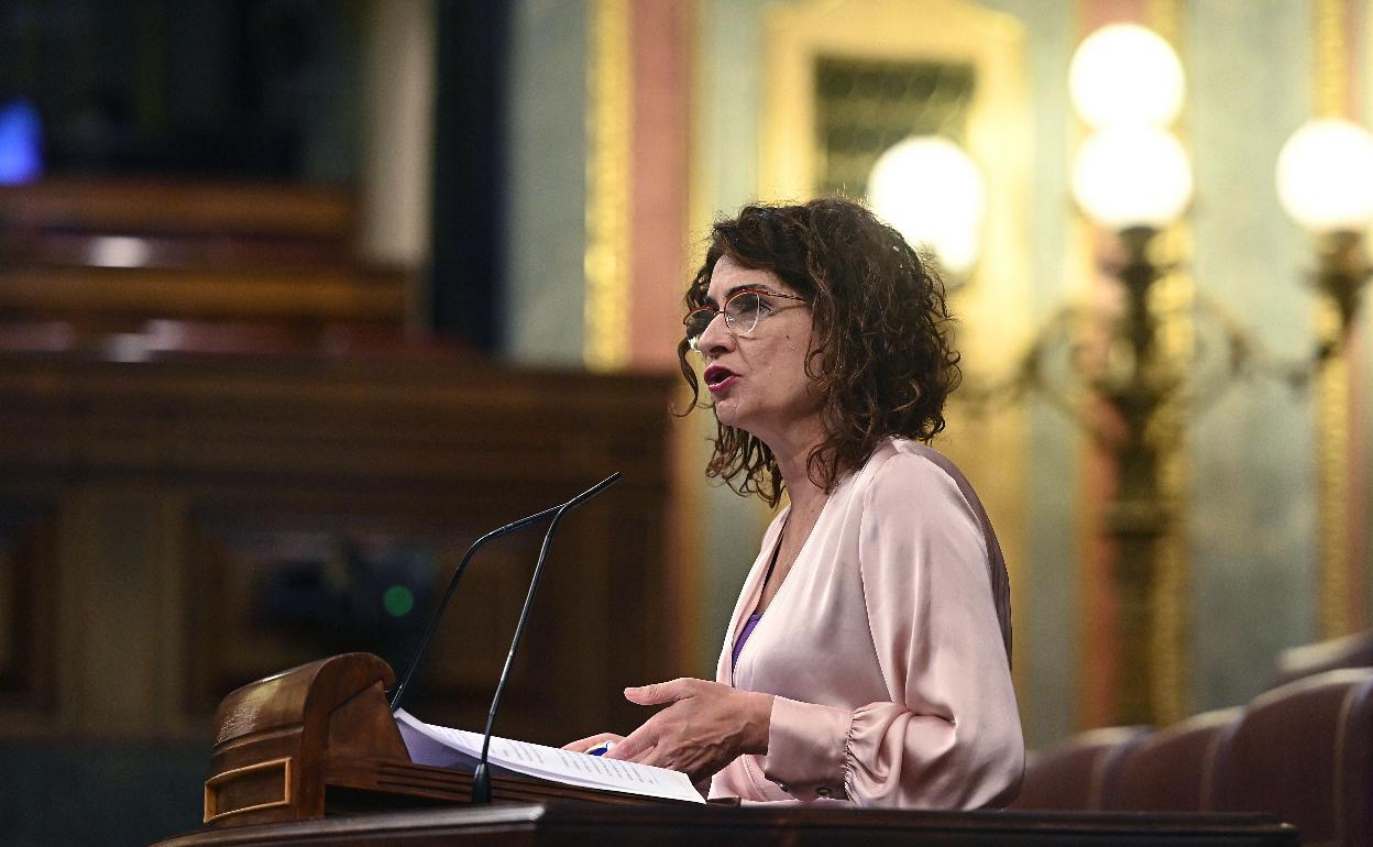 La ministra María Jesús Montero, en la tribuna del Congreso. 