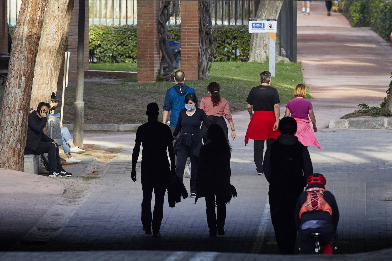 Cientos de personas bajan a diario al viejo cauce tras el cierre de los bares. Comer en el césped, entrenamiento físico o quedar con amigos son las alternativas de recreo en una ciudad sin gimnasios ni restaurantes abiertos. 