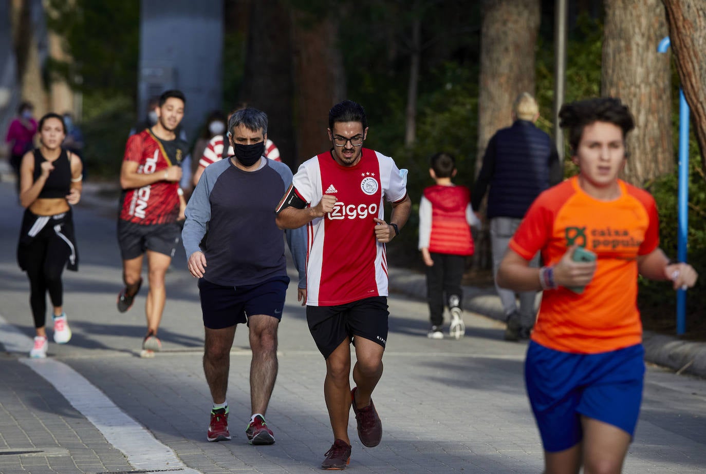 La mascarilla para correr será obligatoria a partir del lunes para hacer deporte al aire libre.