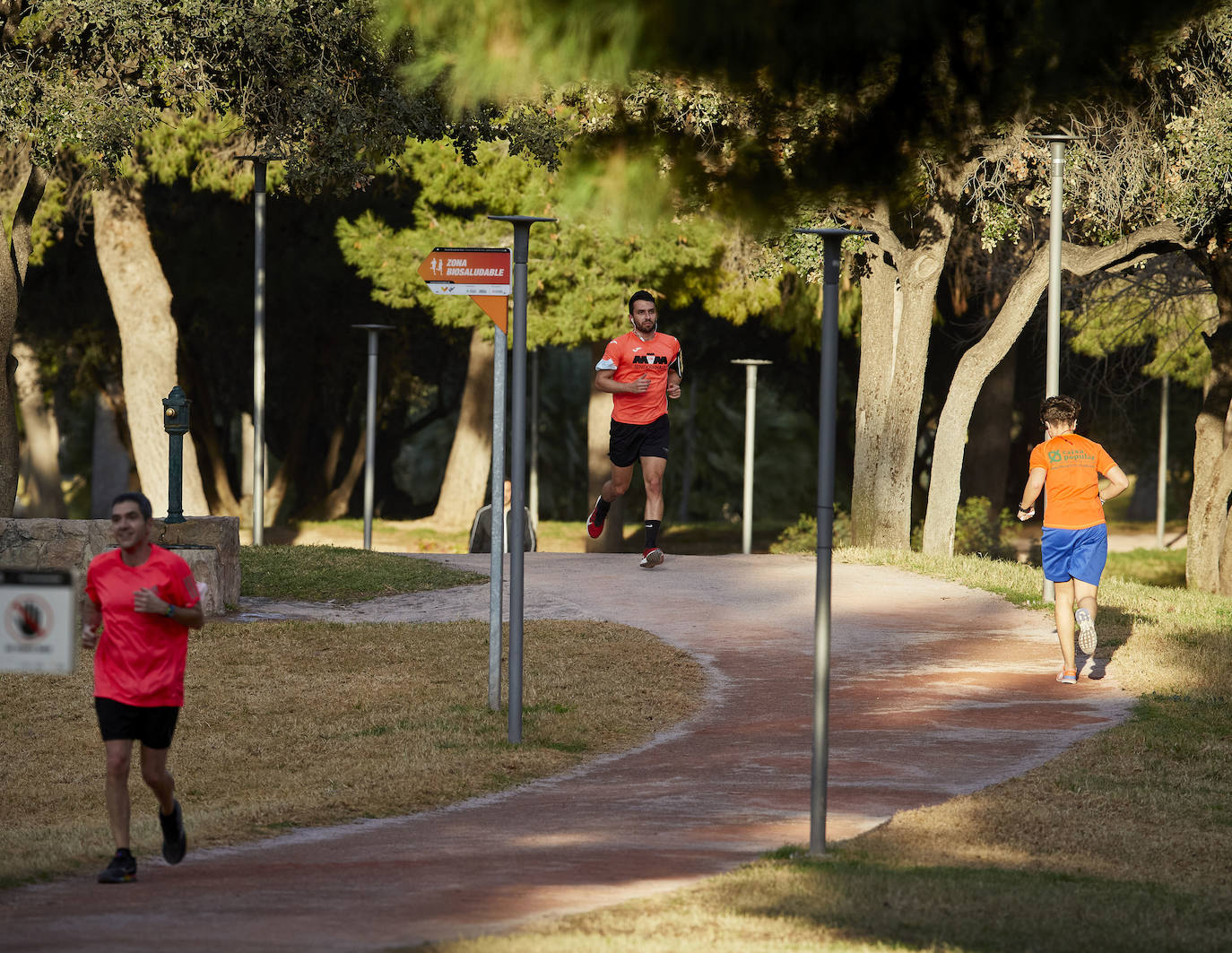 Cientos de personas bajan a diario al viejo cauce tras el cierre de los bares. Comer en el césped, entrenamiento físico o quedar con amigos son las alternativas de recreo en una ciudad sin gimnasios ni restaurantes abiertos. 