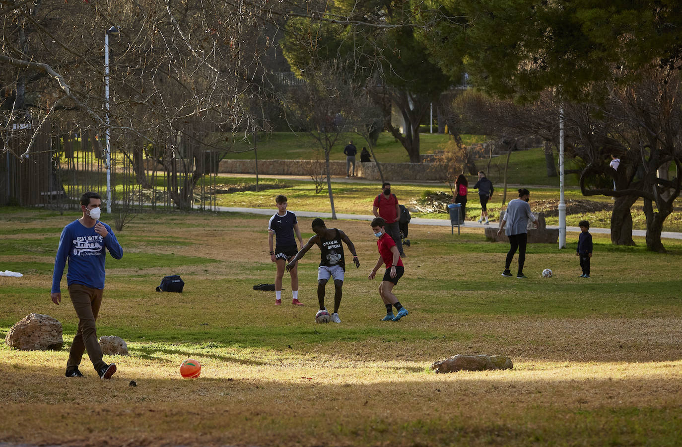 Cientos de personas bajan a diario al viejo cauce tras el cierre de los bares. Comer en el césped, entrenamiento físico o quedar con amigos son las alternativas de recreo en una ciudad sin gimnasios ni restaurantes abiertos. 