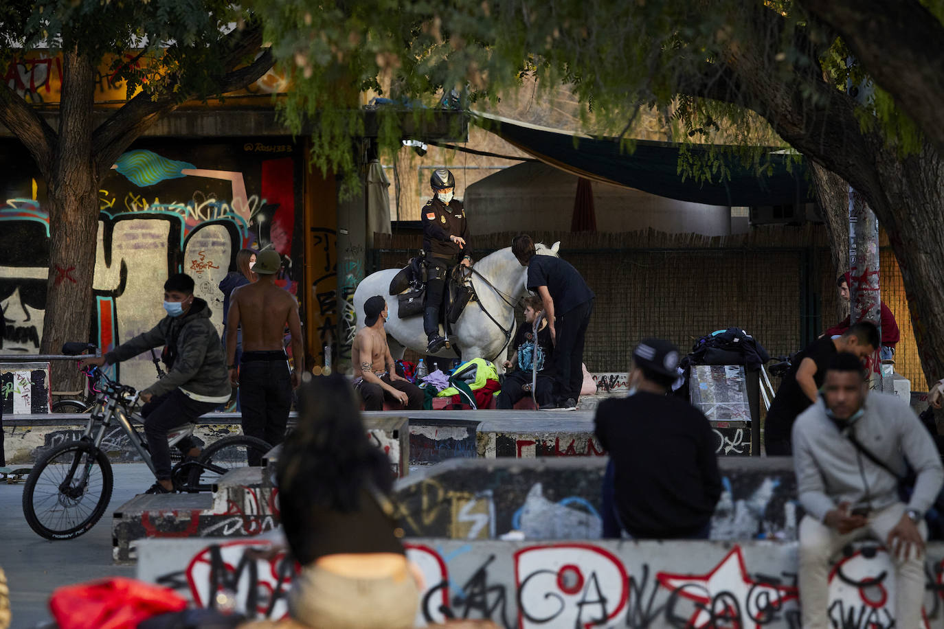 Cientos de personas bajan a diario al viejo cauce tras el cierre de los bares. Comer en el césped, entrenamiento físico o quedar con amigos son las alternativas de recreo en una ciudad sin gimnasios ni restaurantes abiertos. 