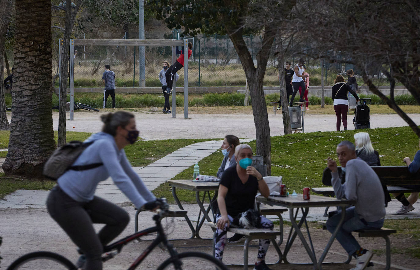 Cientos de personas bajan a diario al viejo cauce tras el cierre de los bares. Comer en el césped, entrenamiento físico o quedar con amigos son las alternativas de recreo en una ciudad sin gimnasios ni restaurantes abiertos. 