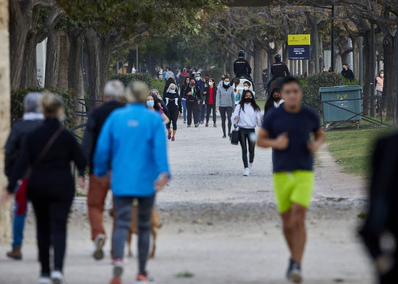 Cientos de personas bajan a diario al viejo cauce tras el cierre de los bares. Comer en el césped, entrenamiento físico o quedar con amigos son las alternativas de recreo en una ciudad sin gimnasios ni restaurantes abiertos. 