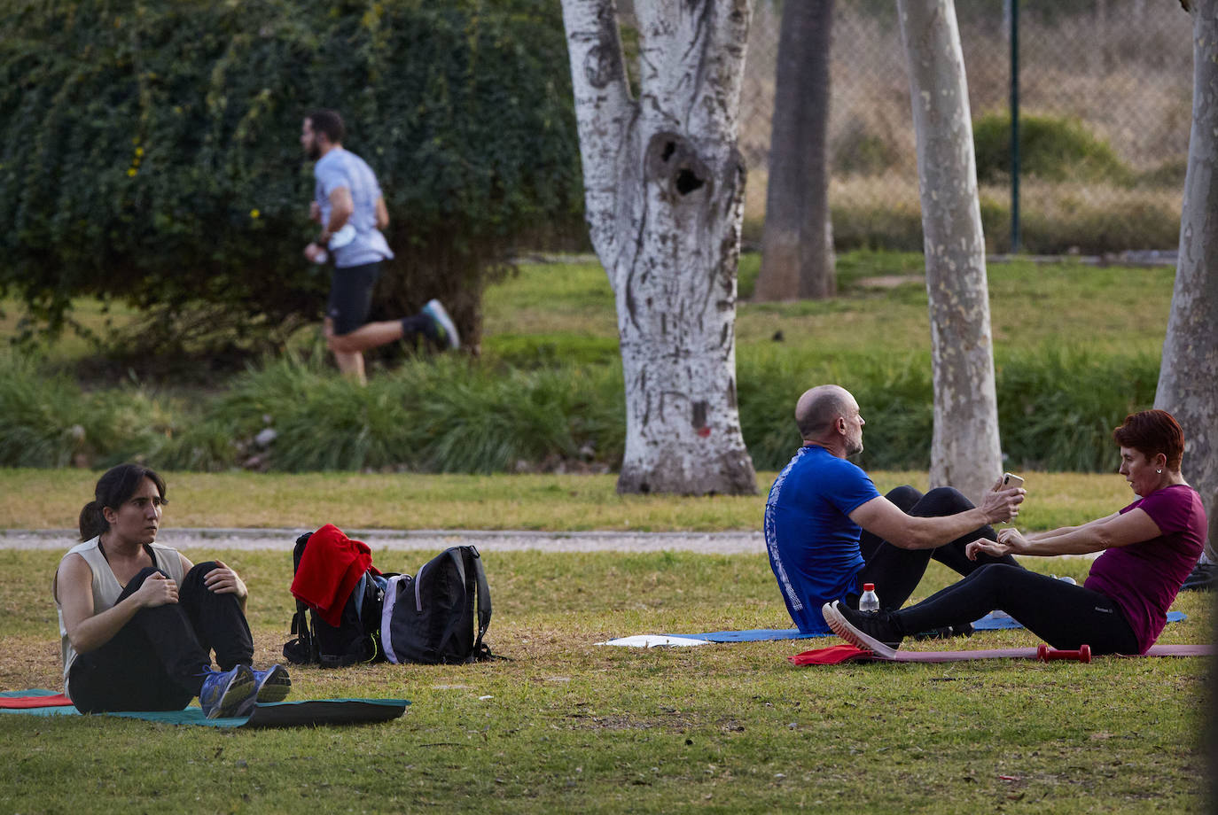 Cientos de personas bajan a diario al viejo cauce tras el cierre de los bares. Comer en el césped, entrenamiento físico o quedar con amigos son las alternativas de recreo en una ciudad sin gimnasios ni restaurantes abiertos. 