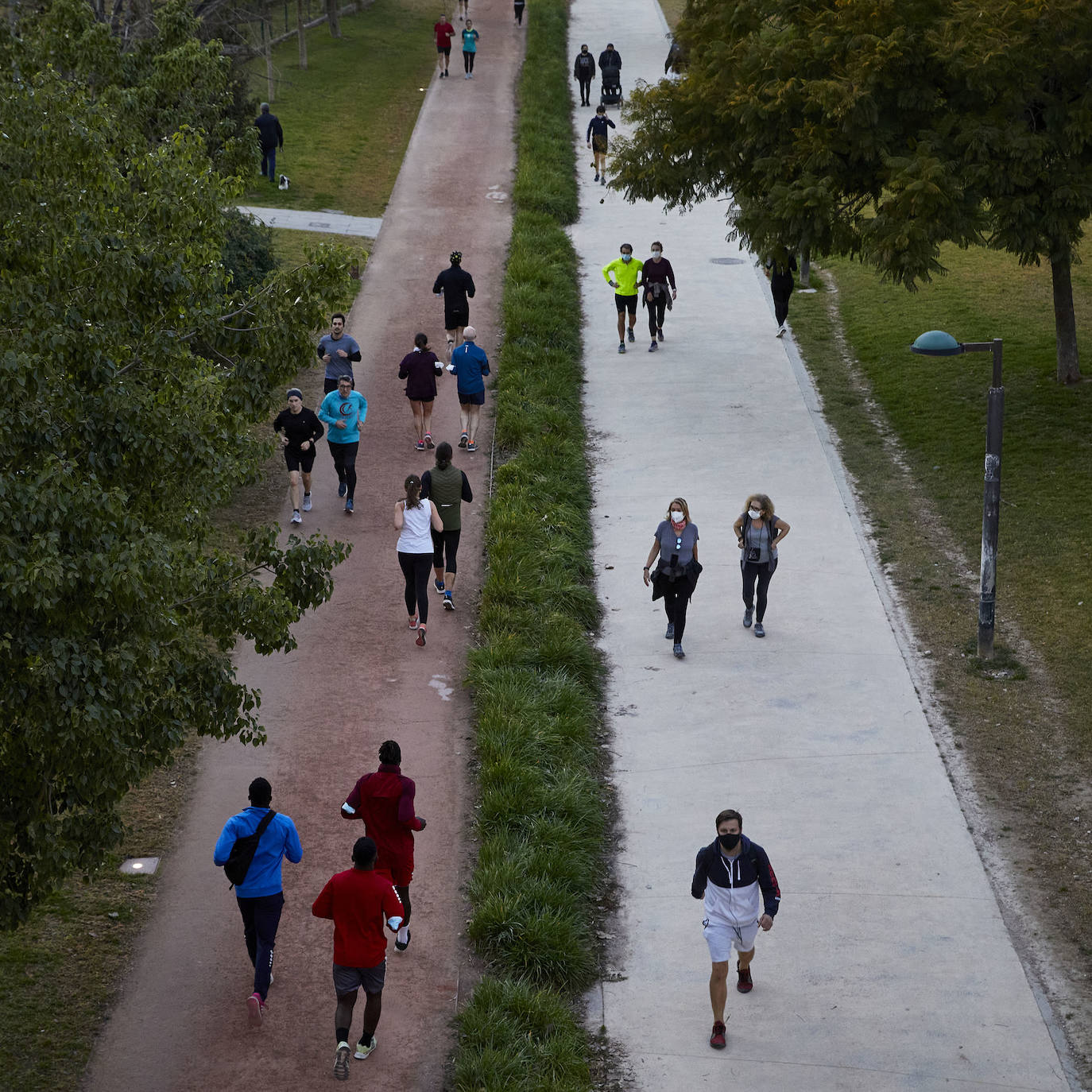 La mascarilla para correr será obligatoria a partir del lunes para hacer deporte al aire libre.