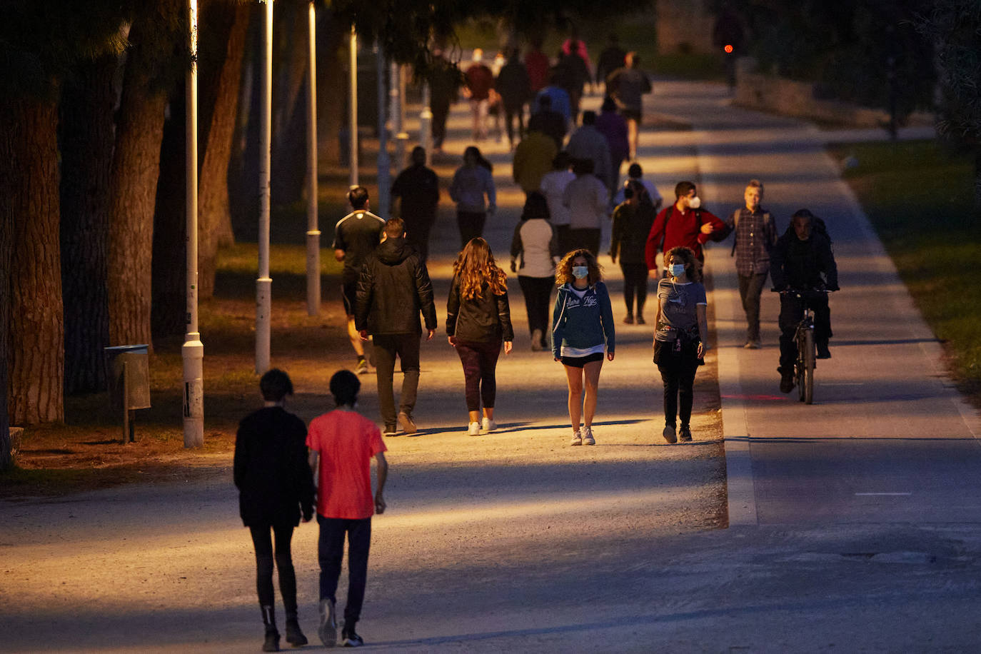 Cientos de personas bajan a diario al viejo cauce tras el cierre de los bares. Comer en el césped, entrenamiento físico o quedar con amigos son las alternativas de recreo en una ciudad sin gimnasios ni restaurantes abiertos. 