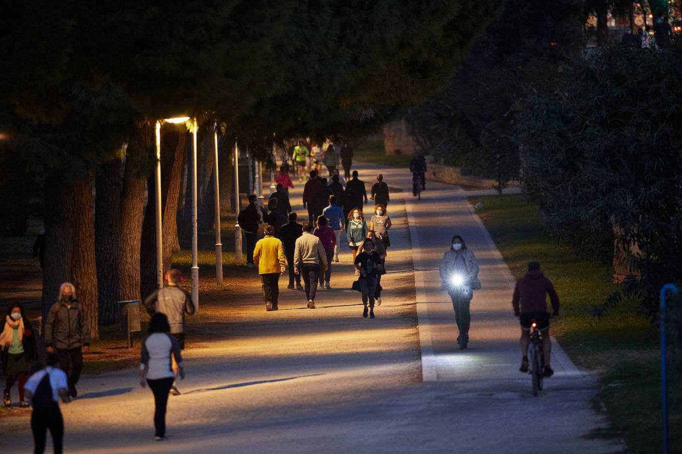 Cientos de personas bajan a diario al viejo cauce tras el cierre de los bares. Comer en el césped, entrenamiento físico o quedar con amigos son las alternativas de recreo en una ciudad sin gimnasios ni restaurantes abiertos. 