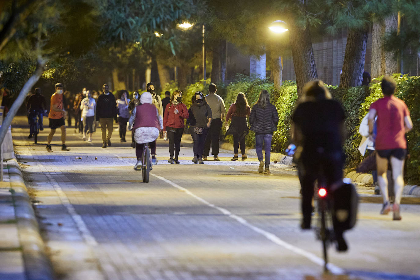 Cientos de personas bajan a diario al viejo cauce tras el cierre de los bares. Comer en el césped, entrenamiento físico o quedar con amigos son las alternativas de recreo en una ciudad sin gimnasios ni restaurantes abiertos. 