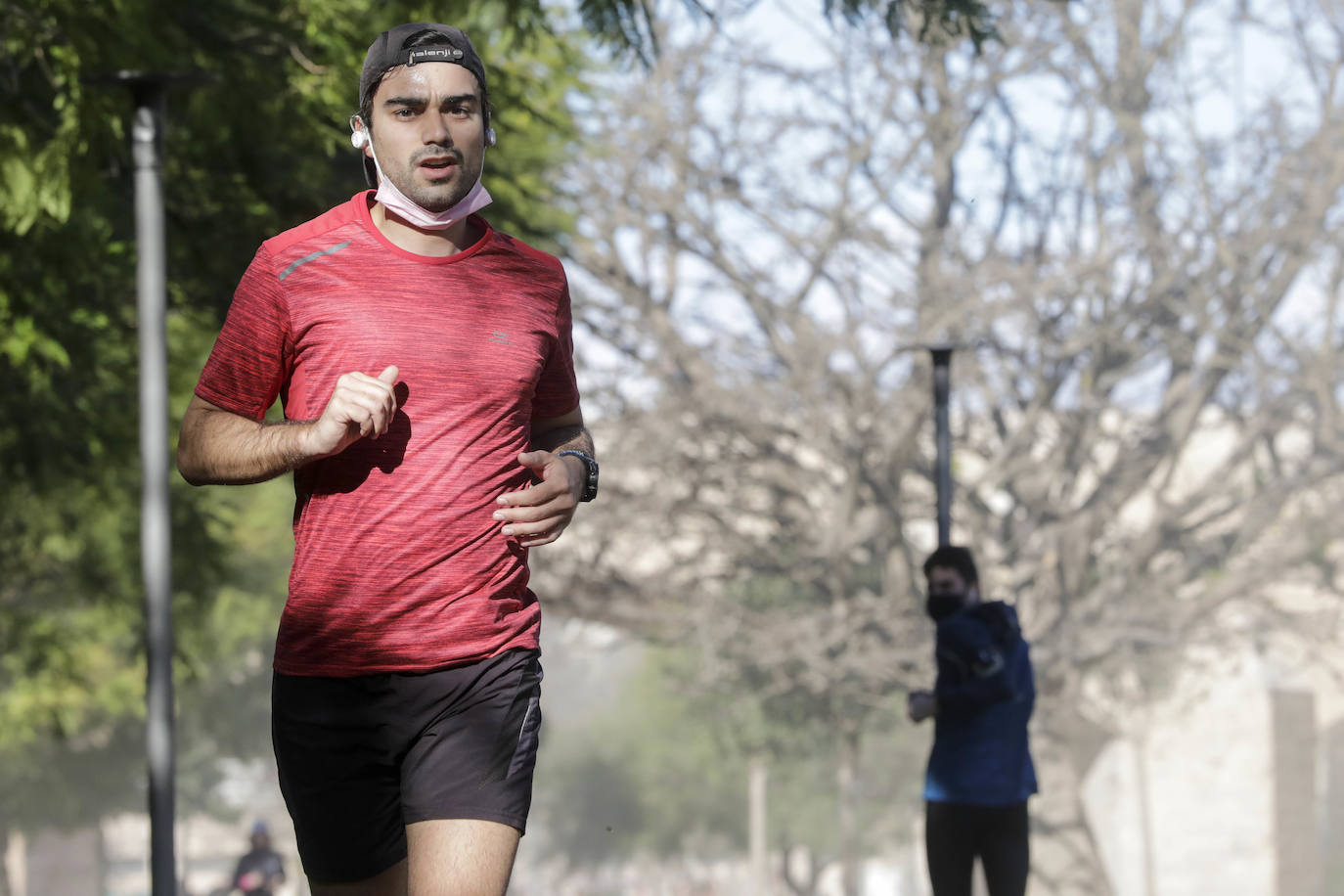 La mascarilla para correr será obligatoria a partir del lunes para hacer deporte al aire libre.