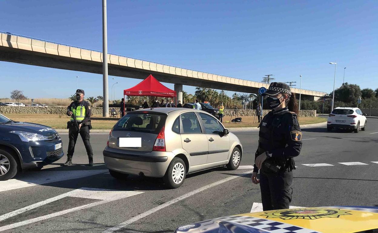 Control policial en una de las entradas a Alicante por la autovía A-70. 