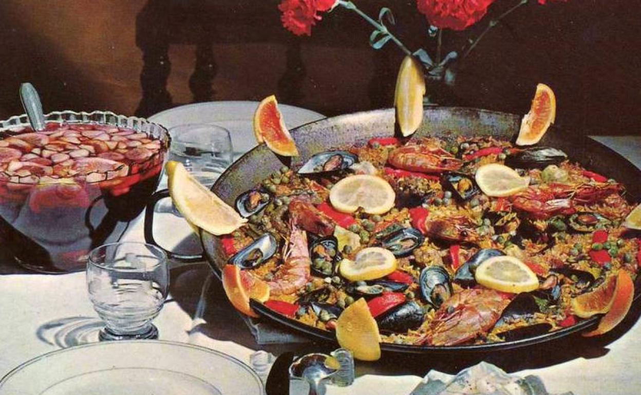 Postal promocional de la cocina española con paella y sangría (años 60).