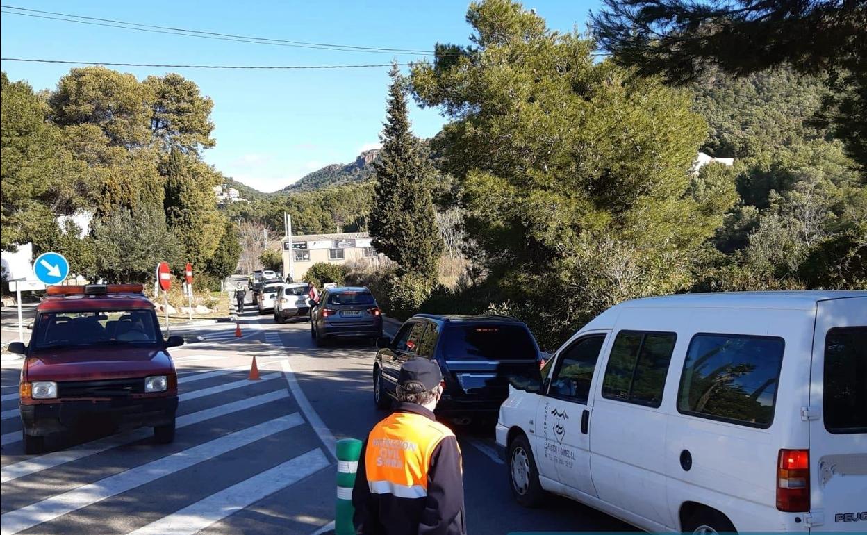 Control policial en el acceso a Serra.