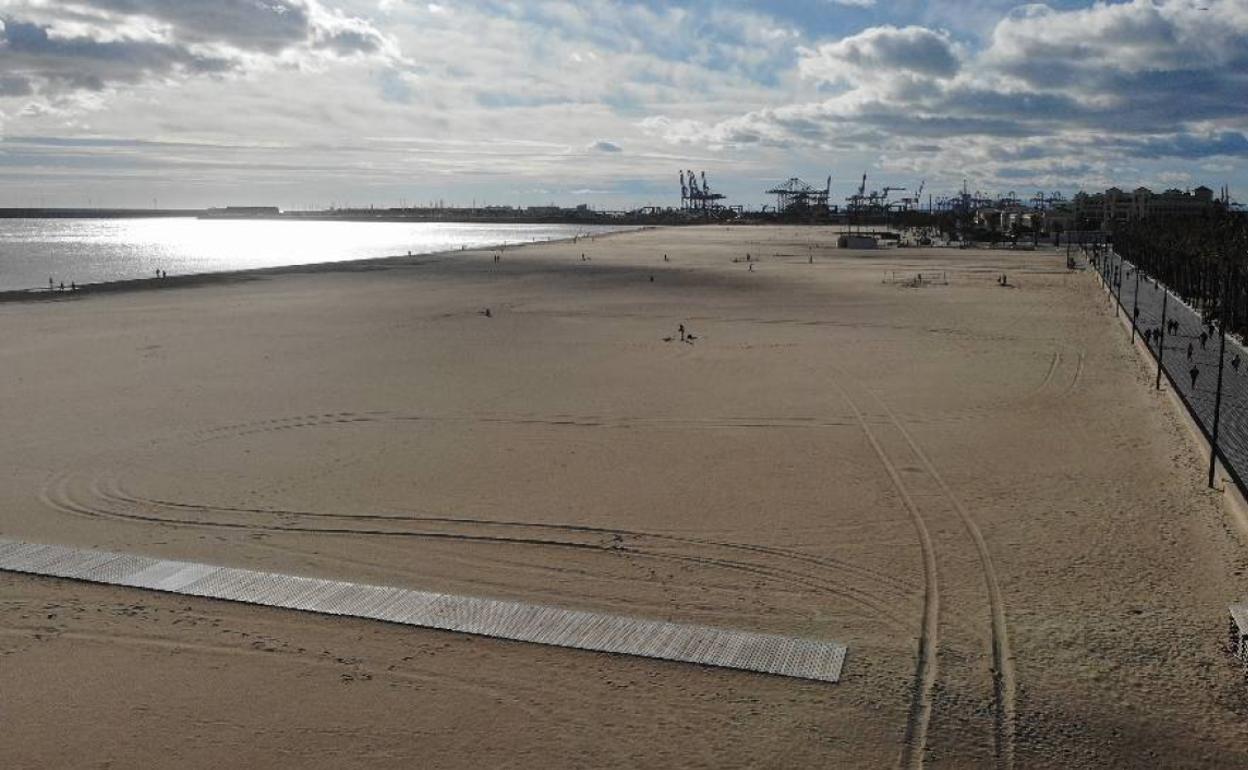 Imagen de la playa de la Malvarrosa tomada con un dron policial, esta mañana a las 11 horas. 