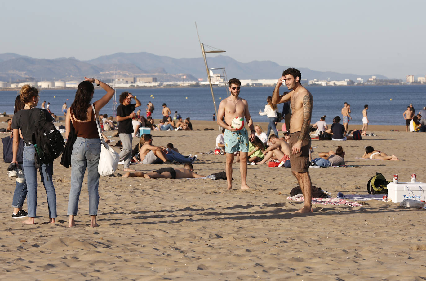 Fotos: Playas llenas en Valencia durante las restricciones