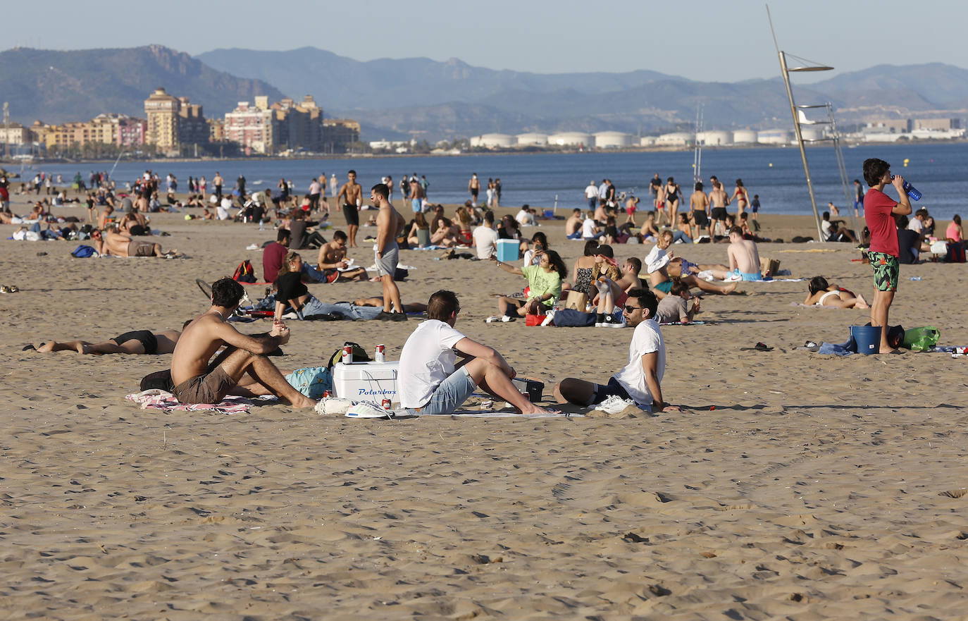 Fotos: Playas llenas en Valencia durante las restricciones