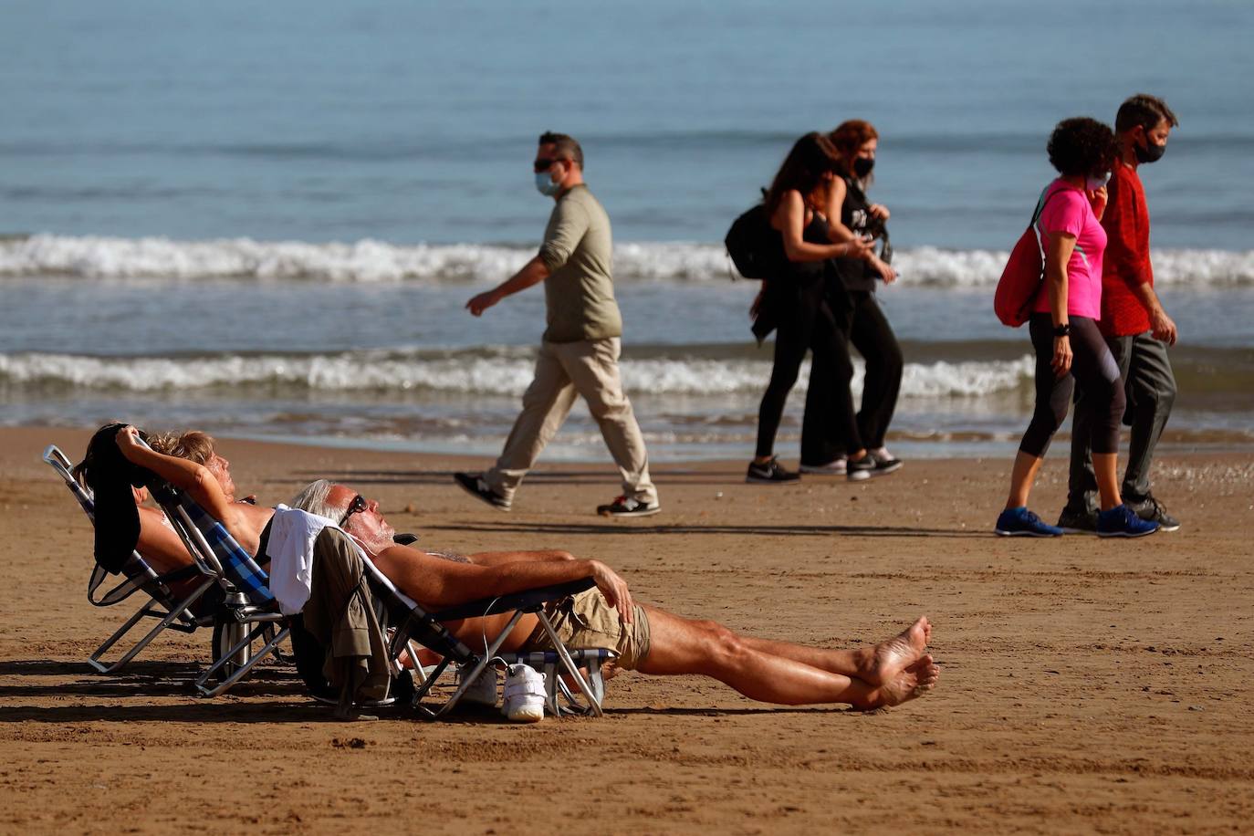 Fotos: Playas llenas en Valencia durante las restricciones