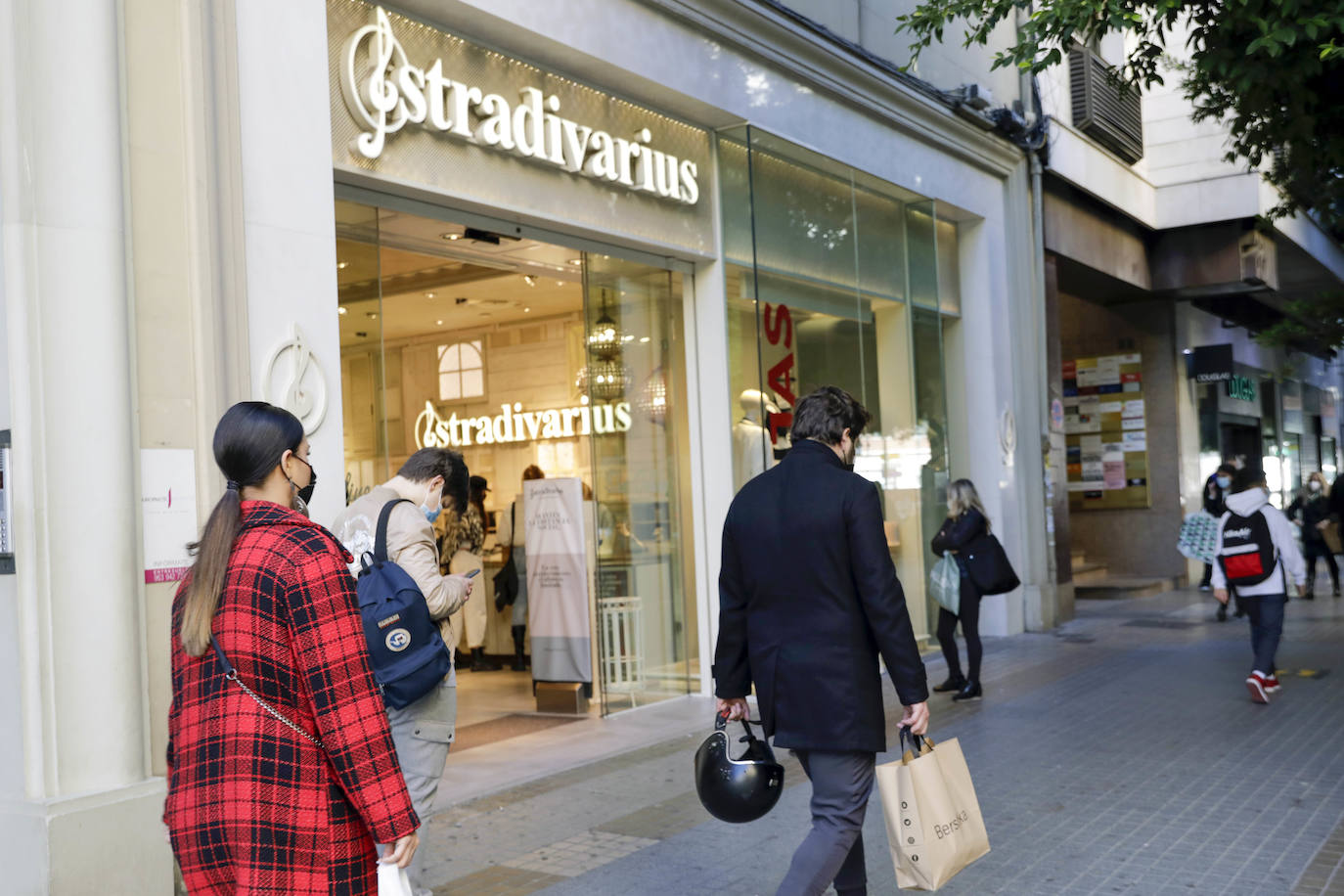 La Generalitat impuso además un nuevo horario comercial. Cualquier tienda no esencial debe cerrar sus puertas a mitad tarde, a las 18.00 horas.