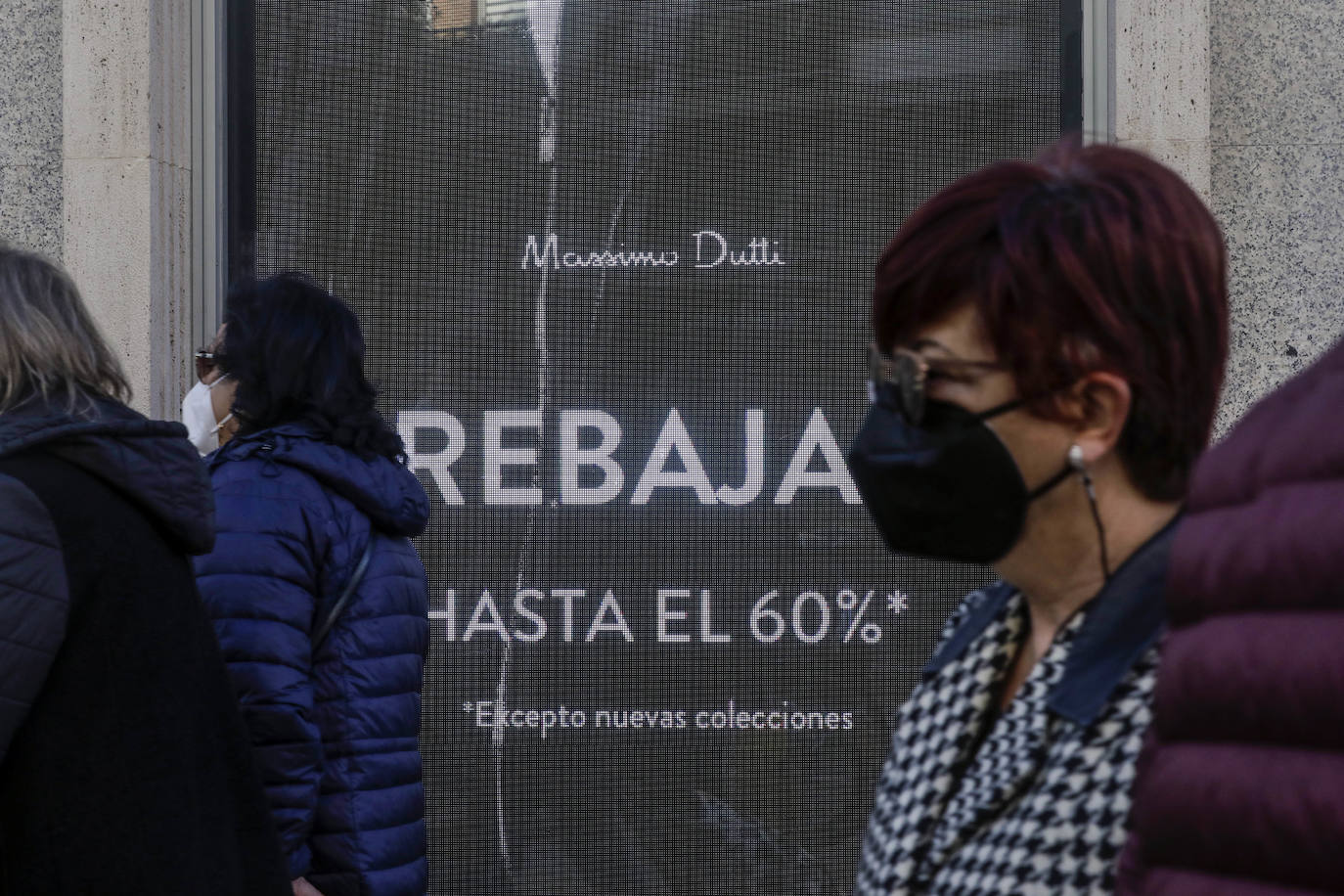 La Generalitat impuso además un nuevo horario comercial. Cualquier tienda no esencial debe cerrar sus puertas a mitad tarde, a las 18.00 horas.