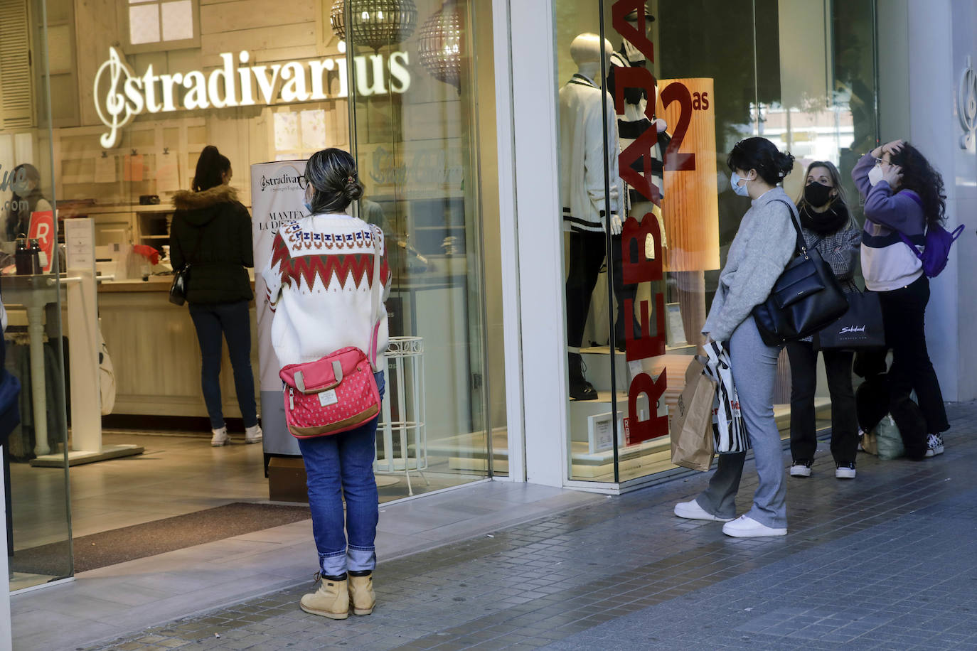 La Generalitat impuso además un nuevo horario comercial. Cualquier tienda no esencial debe cerrar sus puertas a mitad tarde, a las 18.00 horas.