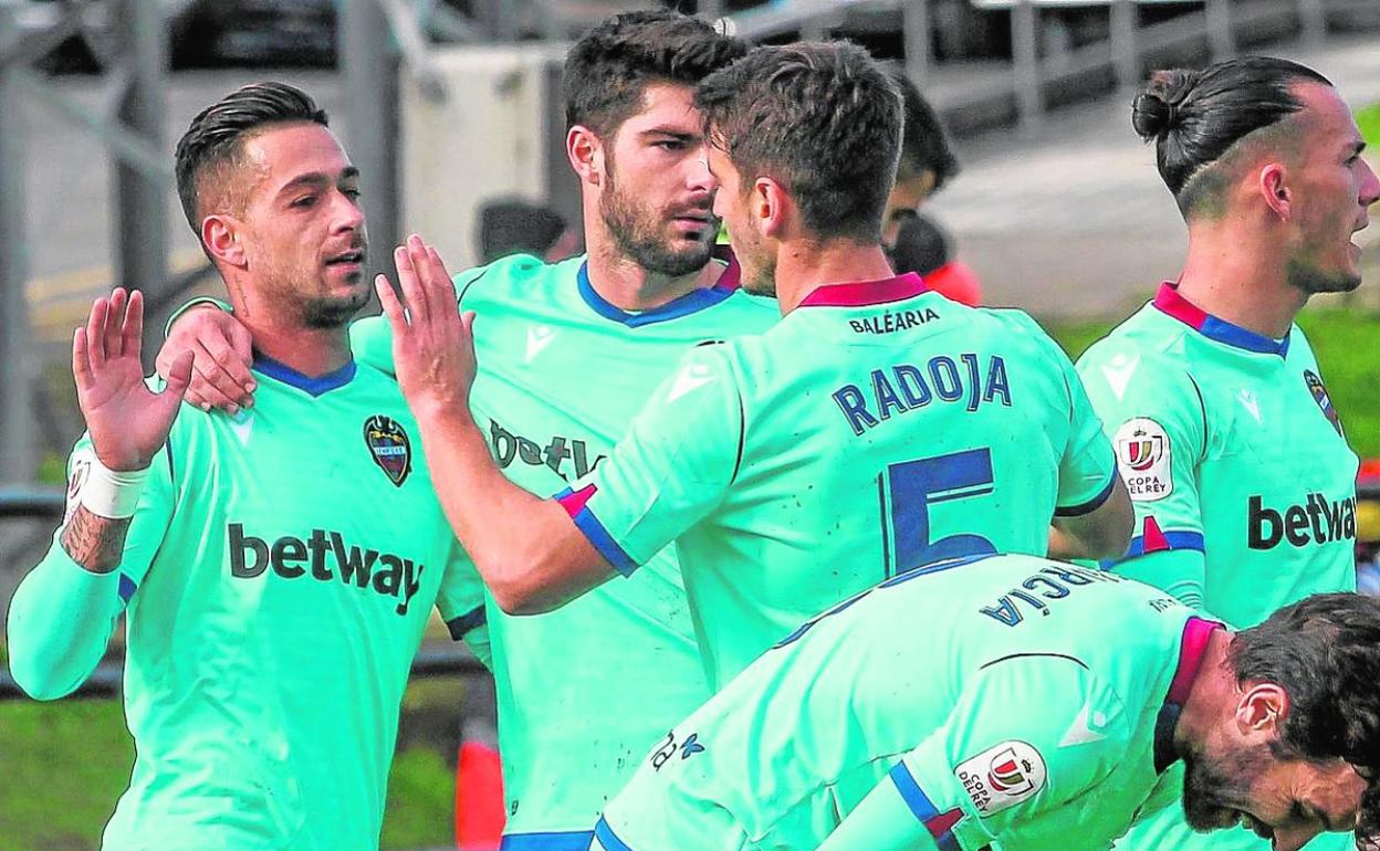 Sergio León y Nemanja Radoja se felicitan durante el partido contra el Portugalete.