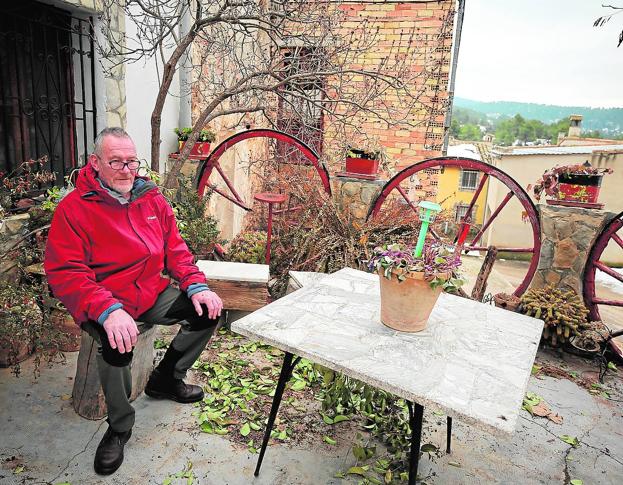 Estenas. El galés David Jeremy, el único habitante que había el miércoles en la aldea uteliana. 