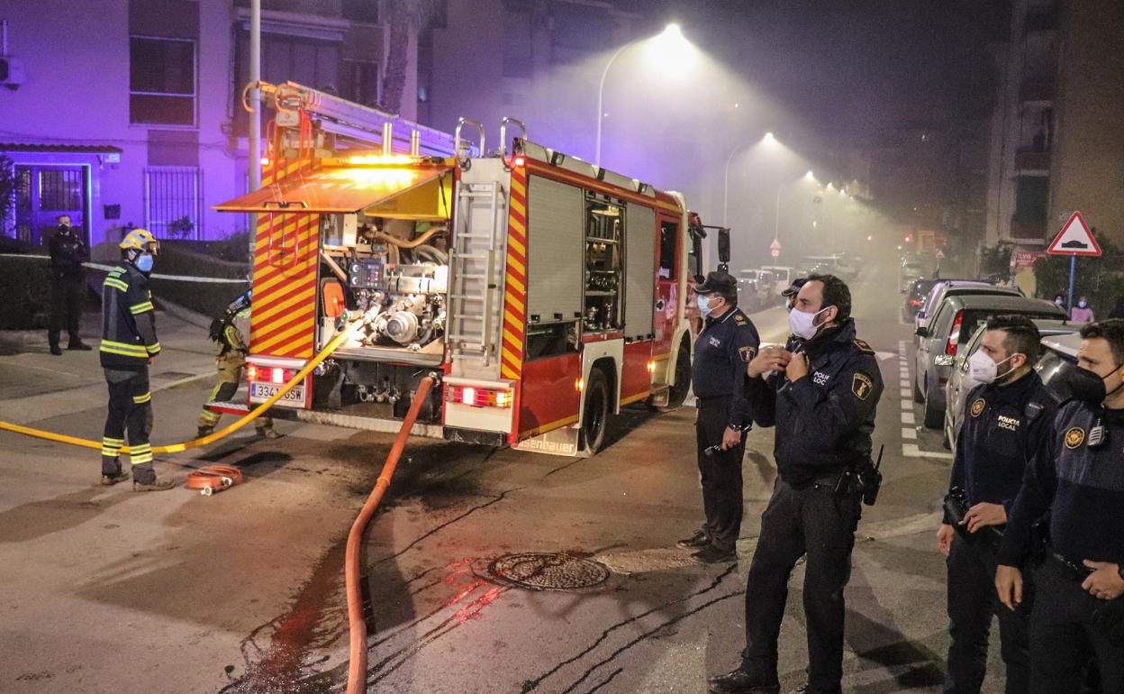 Los bomberos y la Policía Local actúan en el incendio de los dos vehículos. 