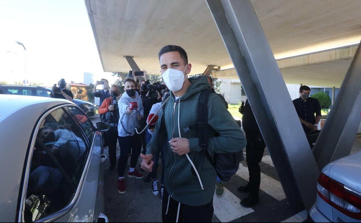 Christian Oliva posa a su llegada a Manises este mediodía. 