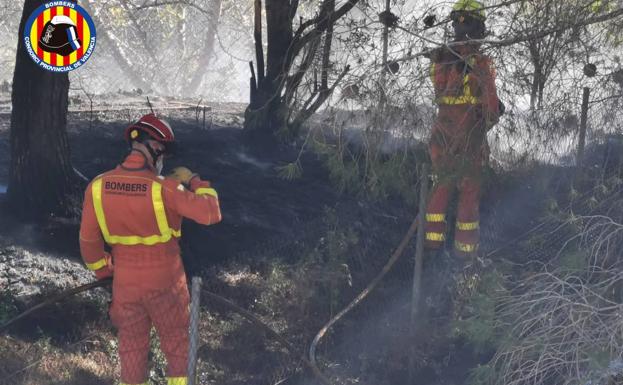 Efectivos actuando en el lugar del incendio.