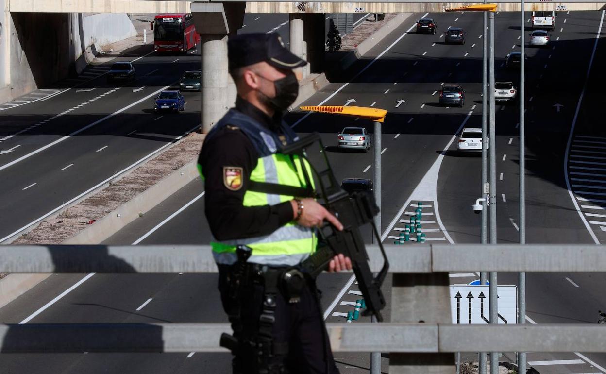 La Policia Nacional controla el tráfico en uno de los accesos a Valencia