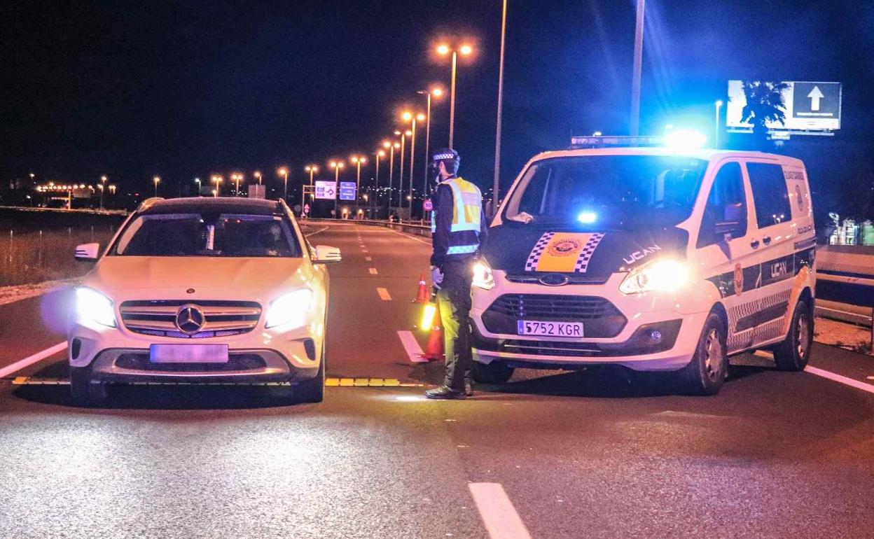 Imagen de uno de los más de cincuenta controles de tráfico que se han realizado en la ciudad durante el fin de semana. 