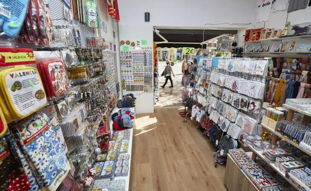 Las tiendas de souvenirs y comercios turísticos no saben si aguantarán hasta el verano sin la llegada de turistas. 