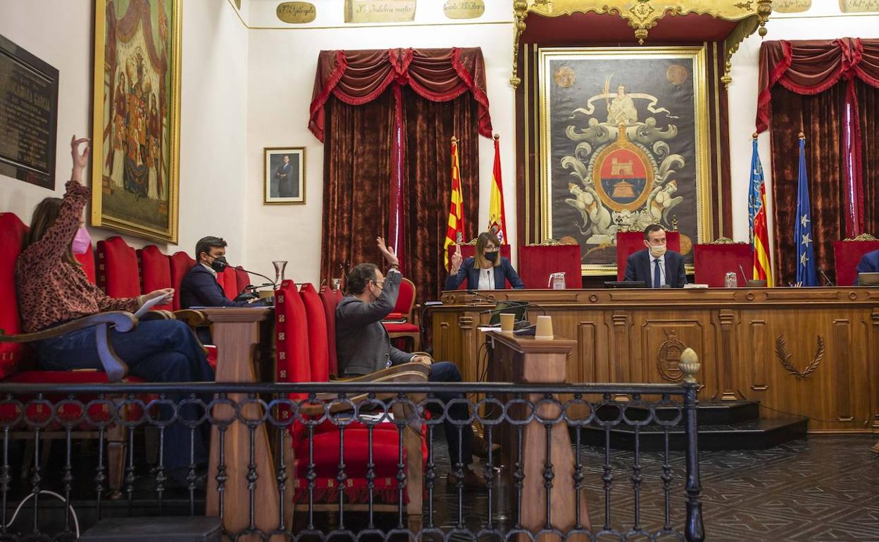 El alcalde, Carlos González, preside un pleno en el Ayuntamiento de Elche. 