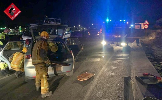 Los bomberos ayudaron a liberar a la mujer, que quedó atrapada dentro del vehículo.