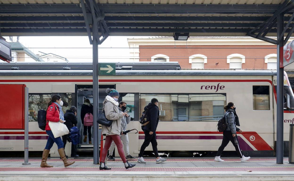 Viajeros en una estación de Cercanías de Valencia. 