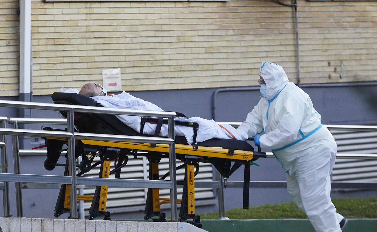 Un sanitario lleva a un paciente a la Antigua Fe. 