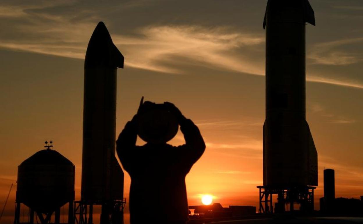 SpaceX lanza el cohete Staership SN9 en una prueba de vuelo.