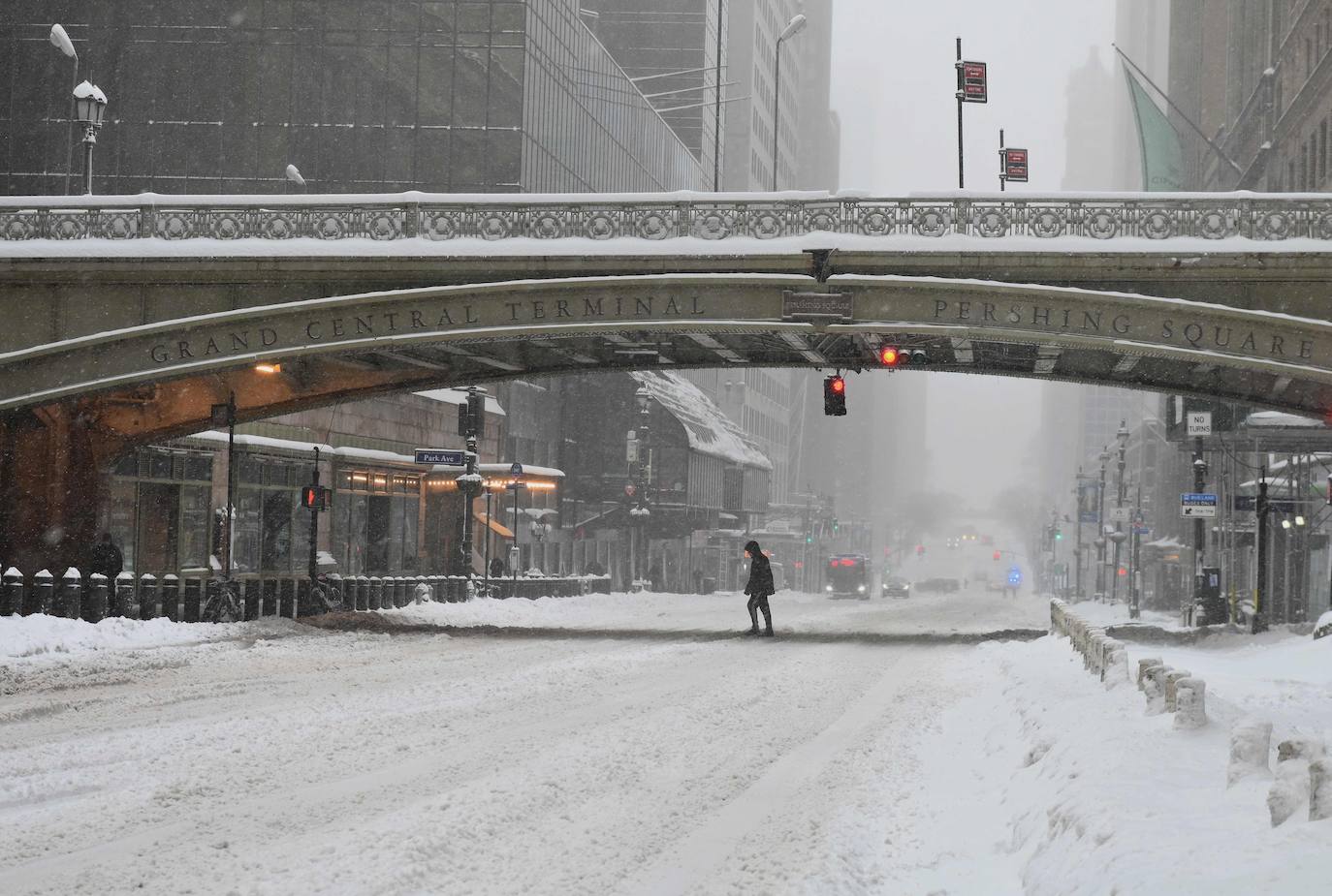 Una gigantesca tormenta invernal azota el noreste de Estados Unidos, ha obligado a cancelar miles de vuelos, cerrar escuelas y suspender la vacunación contra el Covid-19 en Nueva York, que enfrenta posiblemente una de las mayores nevadas de su historia. El alcalde de Nueva York, Bill de Blasio, ha decretado el estado de emergencia en la ciudad de 8,6 millones de habitantes, donde se esperan más de 50 cm de nieve. 