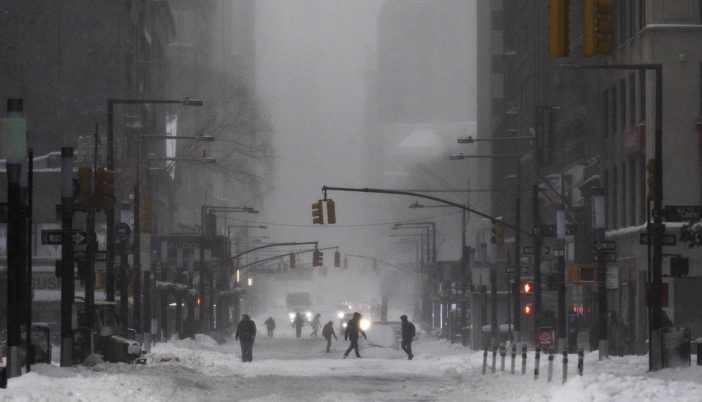 Una gigantesca tormenta invernal azota el noreste de Estados Unidos, ha obligado a cancelar miles de vuelos, cerrar escuelas y suspender la vacunación contra el Covid-19 en Nueva York, que enfrenta posiblemente una de las mayores nevadas de su historia. El alcalde de Nueva York, Bill de Blasio, ha decretado el estado de emergencia en la ciudad de 8,6 millones de habitantes, donde se esperan más de 50 cm de nieve. 