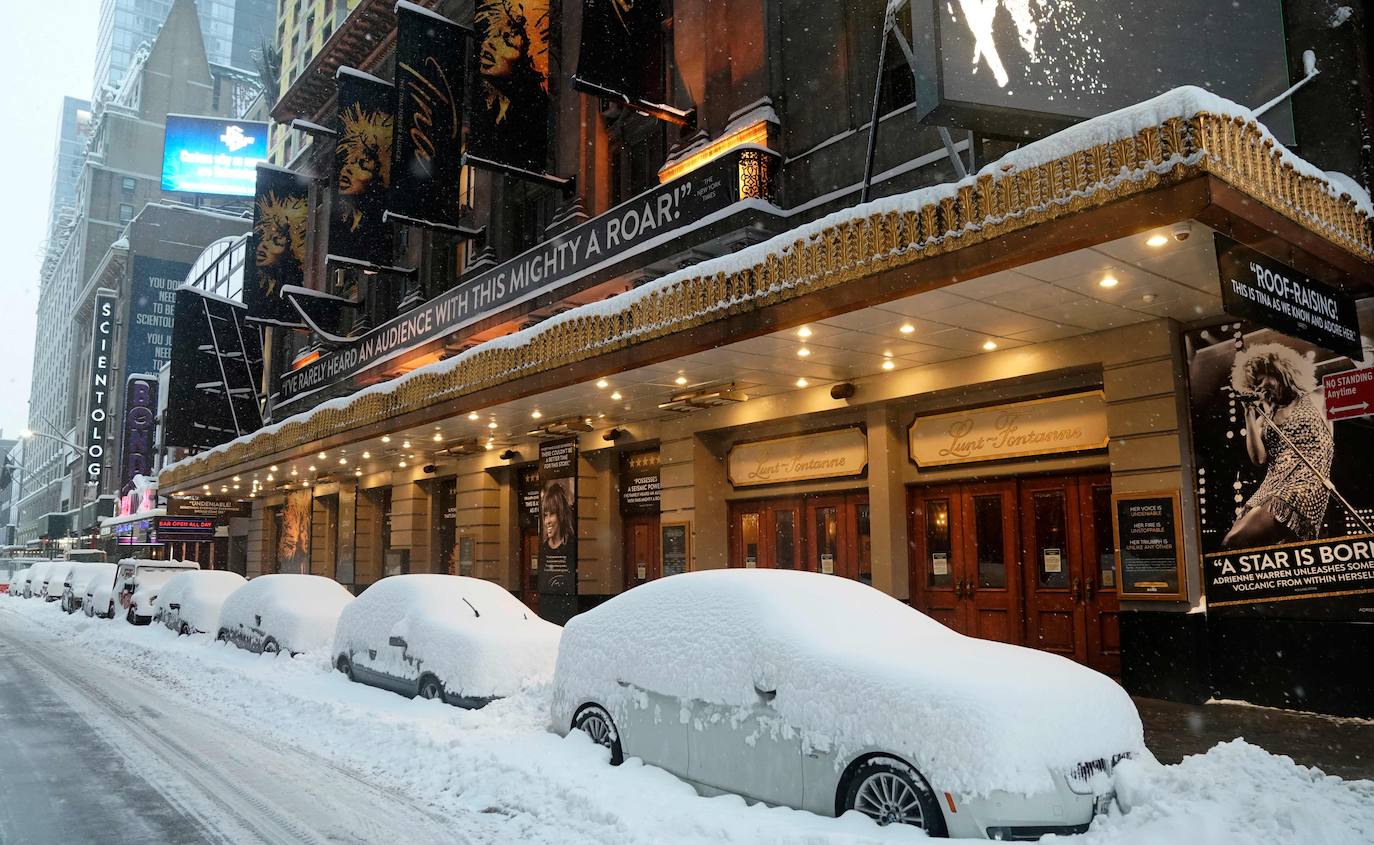 Una gigantesca tormenta invernal azota el noreste de Estados Unidos, ha obligado a cancelar miles de vuelos, cerrar escuelas y suspender la vacunación contra el Covid-19 en Nueva York, que enfrenta posiblemente una de las mayores nevadas de su historia. El alcalde de Nueva York, Bill de Blasio, ha decretado el estado de emergencia en la ciudad de 8,6 millones de habitantes, donde se esperan más de 50 cm de nieve. 