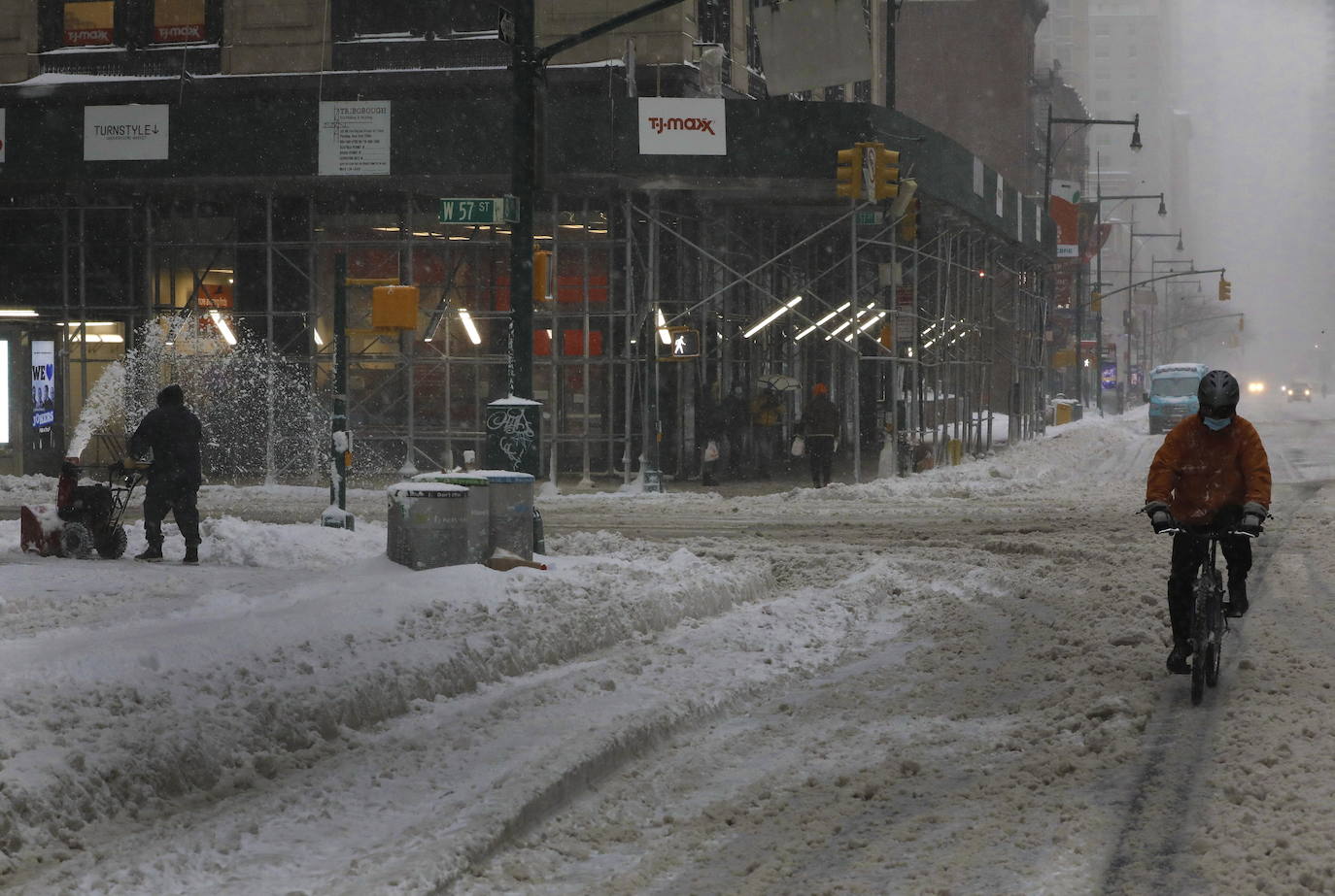 Una gigantesca tormenta invernal azota el noreste de Estados Unidos, ha obligado a cancelar miles de vuelos, cerrar escuelas y suspender la vacunación contra el Covid-19 en Nueva York, que enfrenta posiblemente una de las mayores nevadas de su historia. El alcalde de Nueva York, Bill de Blasio, ha decretado el estado de emergencia en la ciudad de 8,6 millones de habitantes, donde se esperan más de 50 cm de nieve. 