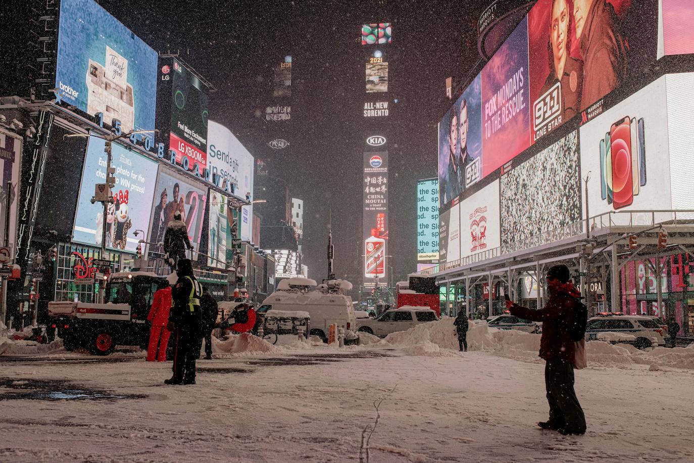 Una gigantesca tormenta invernal azota el noreste de Estados Unidos, ha obligado a cancelar miles de vuelos, cerrar escuelas y suspender la vacunación contra el Covid-19 en Nueva York, que enfrenta posiblemente una de las mayores nevadas de su historia. El alcalde de Nueva York, Bill de Blasio, ha decretado el estado de emergencia en la ciudad de 8,6 millones de habitantes, donde se esperan más de 50 cm de nieve. 