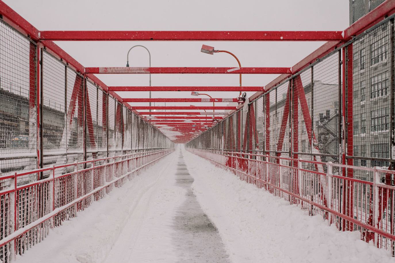 Una gigantesca tormenta invernal azota el noreste de Estados Unidos, ha obligado a cancelar miles de vuelos, cerrar escuelas y suspender la vacunación contra el Covid-19 en Nueva York, que enfrenta posiblemente una de las mayores nevadas de su historia. El alcalde de Nueva York, Bill de Blasio, ha decretado el estado de emergencia en la ciudad de 8,6 millones de habitantes, donde se esperan más de 50 cm de nieve. 