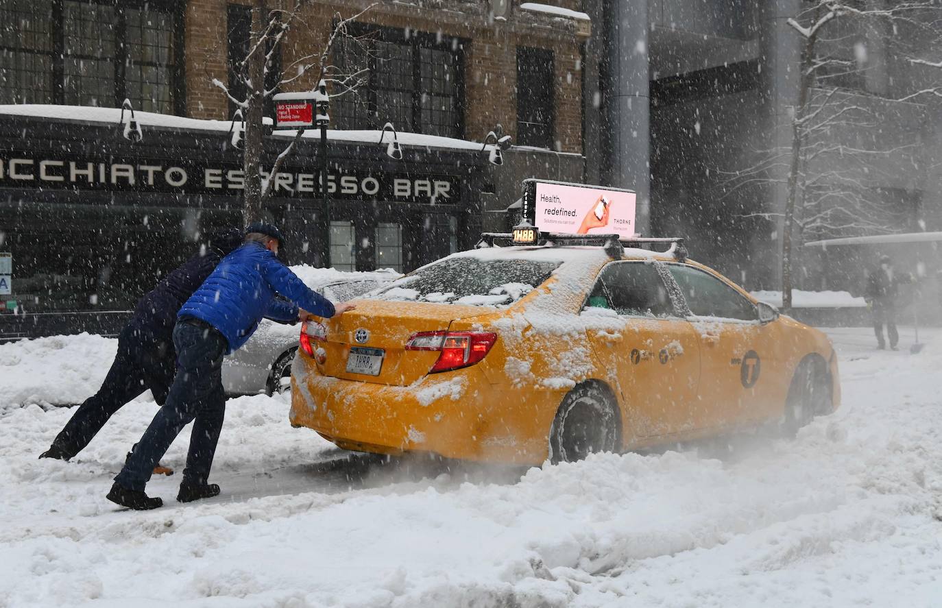 Una gigantesca tormenta invernal azota el noreste de Estados Unidos, ha obligado a cancelar miles de vuelos, cerrar escuelas y suspender la vacunación contra el Covid-19 en Nueva York, que enfrenta posiblemente una de las mayores nevadas de su historia. El alcalde de Nueva York, Bill de Blasio, ha decretado el estado de emergencia en la ciudad de 8,6 millones de habitantes, donde se esperan más de 50 cm de nieve. 