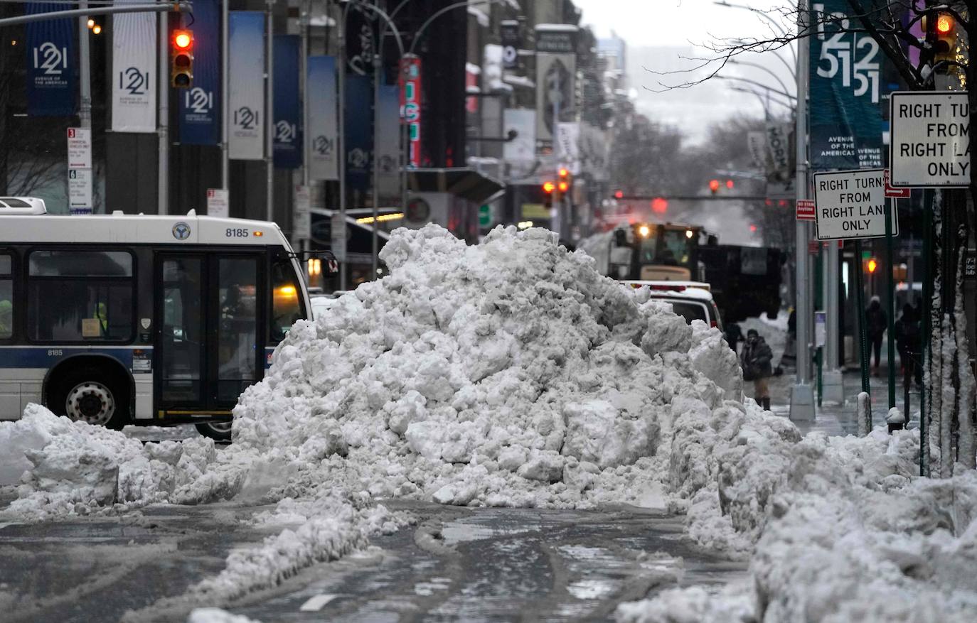 Una gigantesca tormenta invernal azota el noreste de Estados Unidos, ha obligado a cancelar miles de vuelos, cerrar escuelas y suspender la vacunación contra el Covid-19 en Nueva York, que enfrenta posiblemente una de las mayores nevadas de su historia. El alcalde de Nueva York, Bill de Blasio, ha decretado el estado de emergencia en la ciudad de 8,6 millones de habitantes, donde se esperan más de 50 cm de nieve. 