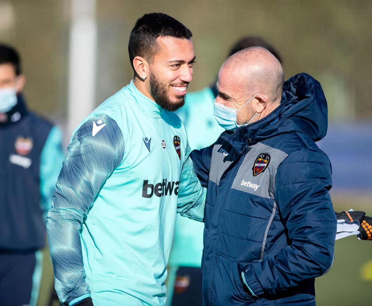 Paco López charla con Ruben en un entrenamiento. levante ud