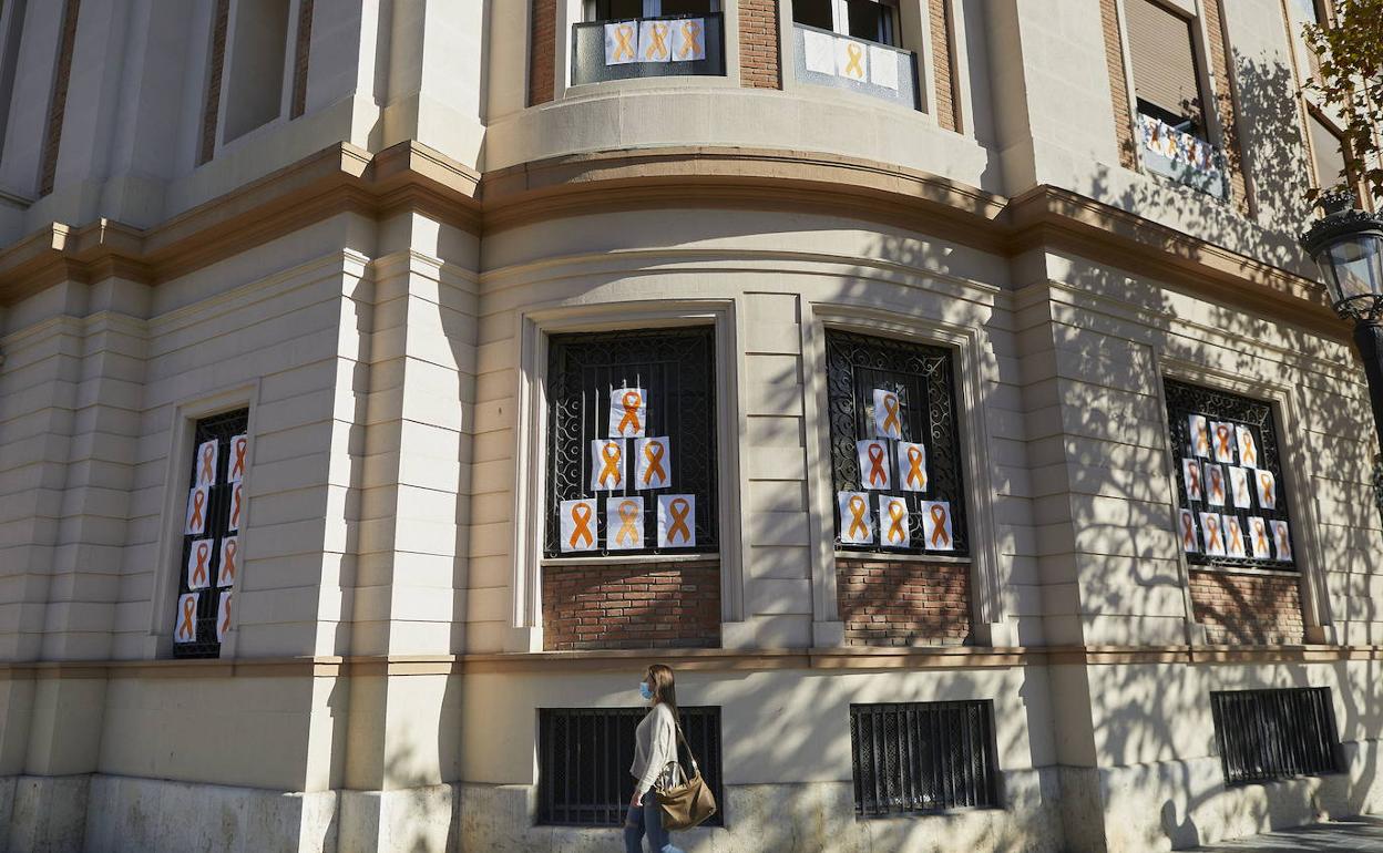 Lazos naranjas en protesta por la ley Celaá en el colegio Sagrado Corazón de Jesús-Esclavas, al que el TSJCV también le dio la razón tras recurrir el recorte. 